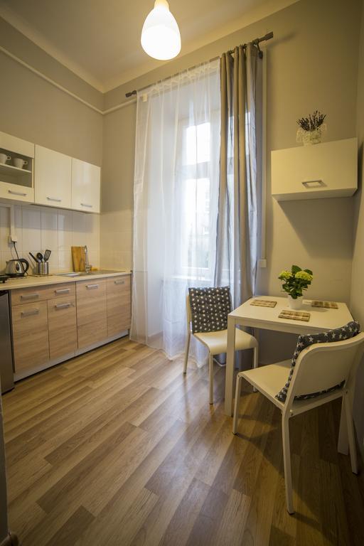 Hostel Al Fresco Краков Экстерьер фото